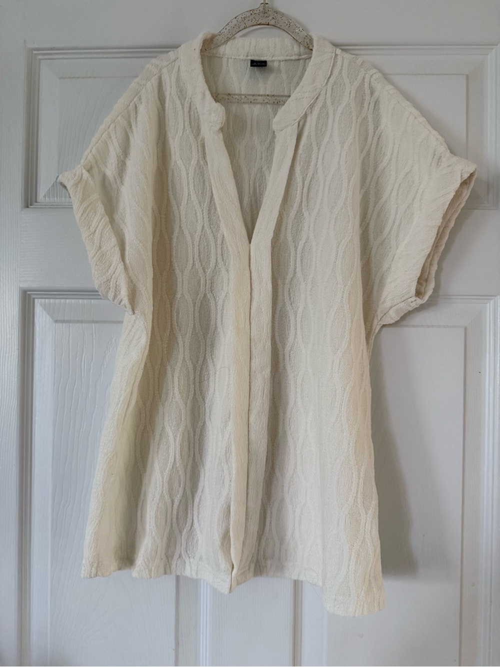 Women white shirt with 3D patterns size 4